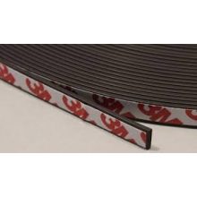 Bandă magnetică adezivă cu doi poli grosime 2.5 mm lățime 7 mm lungime 10 metri